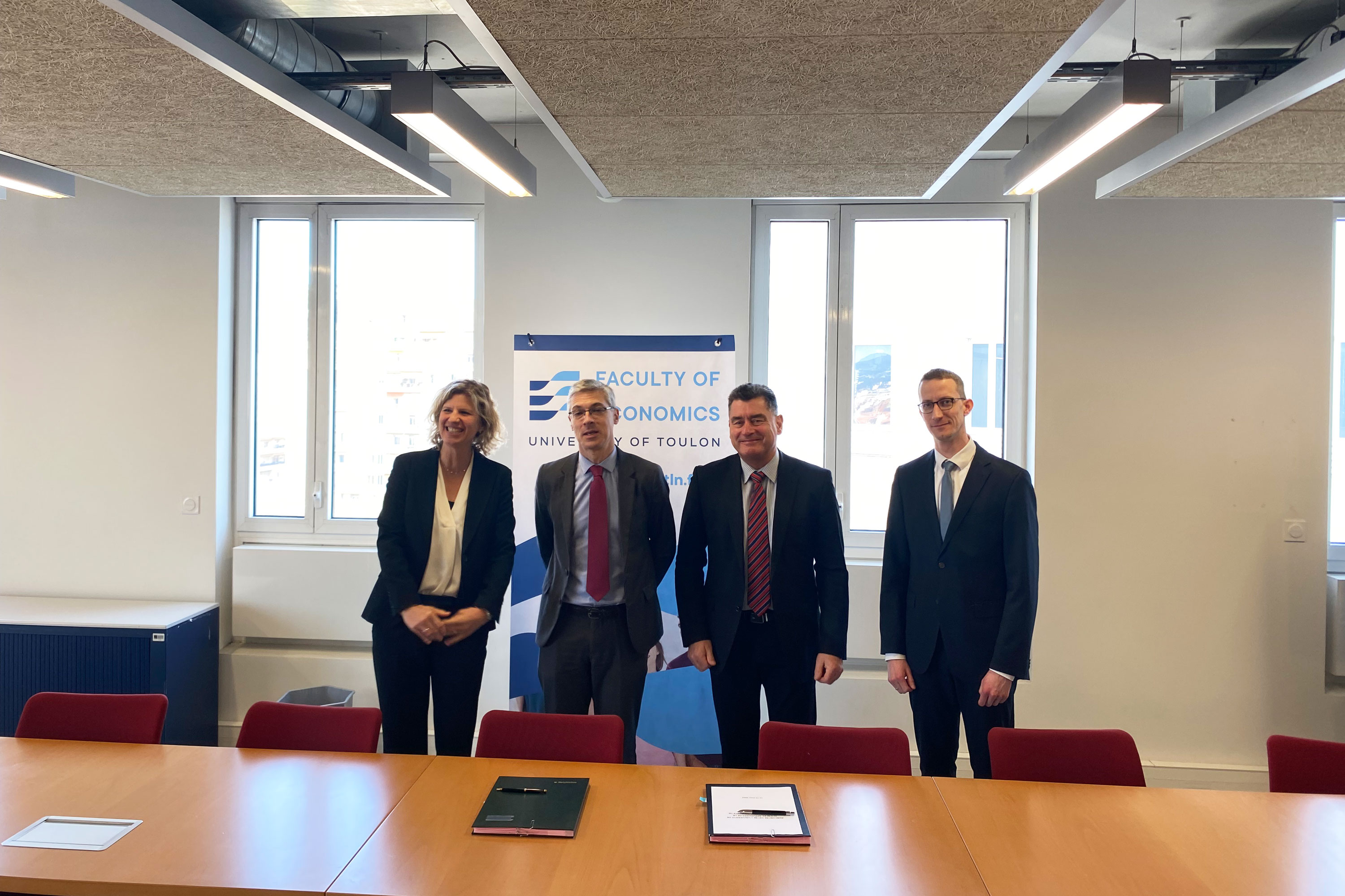 Von links: Brigitte Müller, Xavier Leroux (Universität von Toulon) und Andreas Kremer, Erich Keller (Hochschule der Deutschen Bundesbank) ©Olivier Radelet